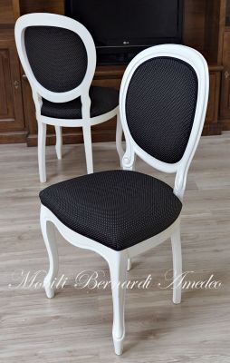 Sedia classica con finitura colore bianco e imbottita nella seduta e nello schienale